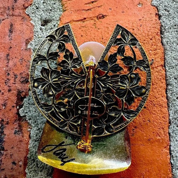 Jane Vintage Angel 1996 AOL Mark Pearl
Floral Butterfly Carved Brooch/Pin - Picture 3 of 3
